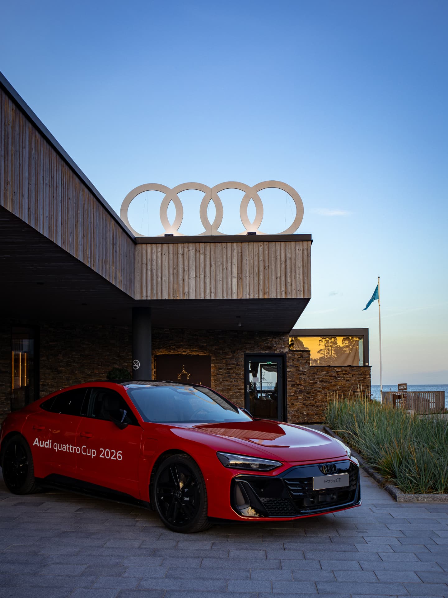 Röd Audi e-tron GT utanför Åhus Seaside