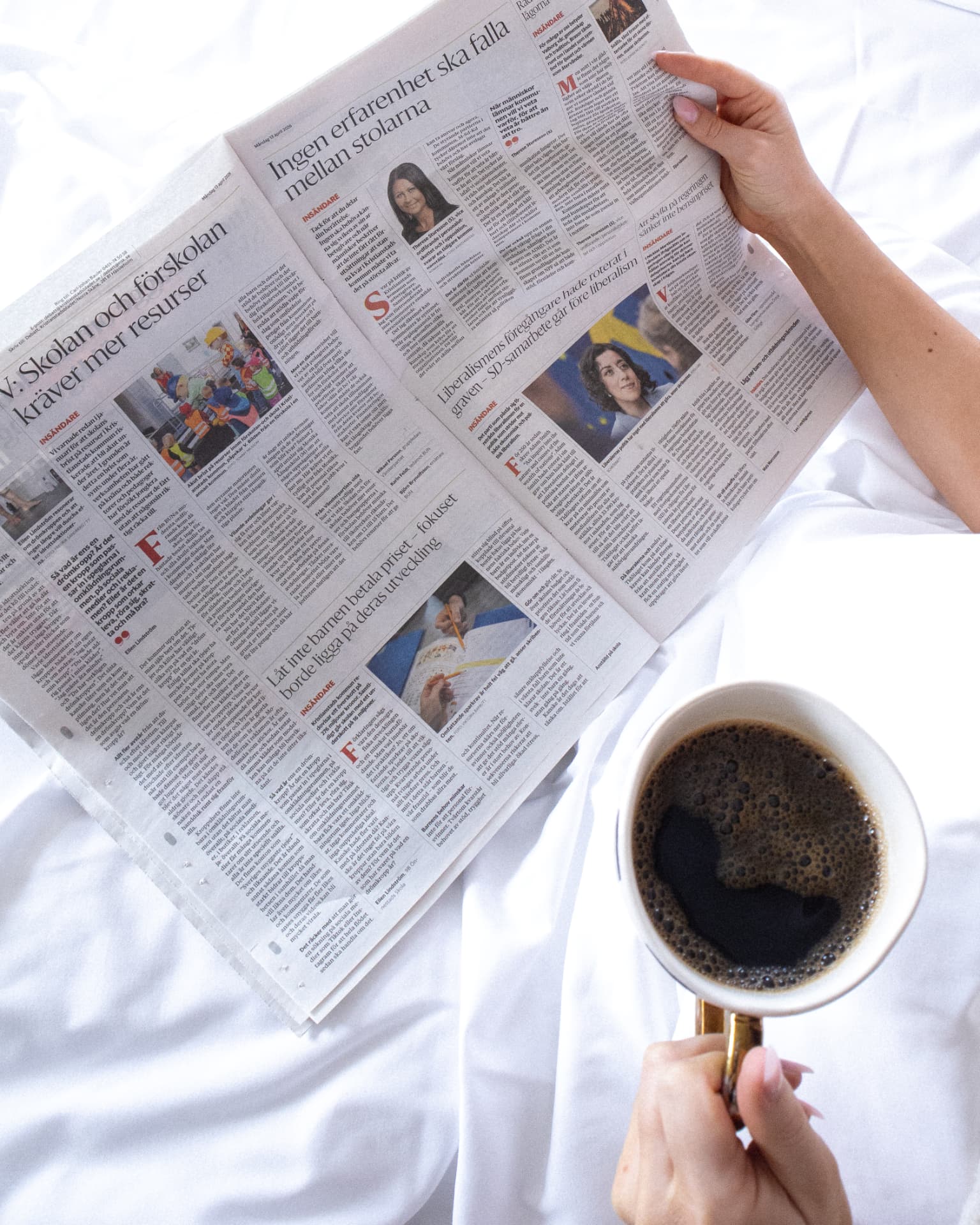 Morgontidning och kaffe i sängen