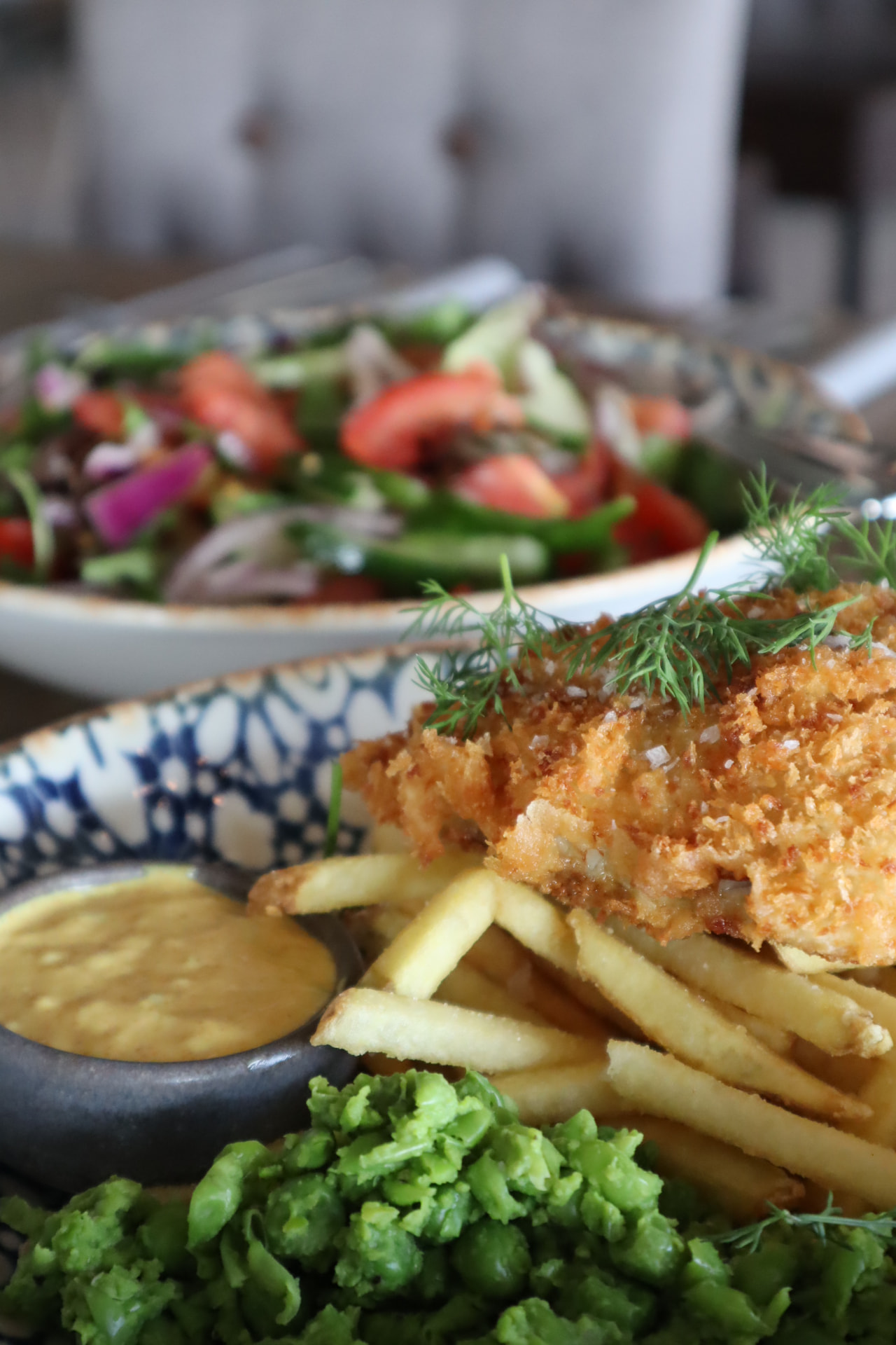 Lunchtallrik med schnitzel och sallad