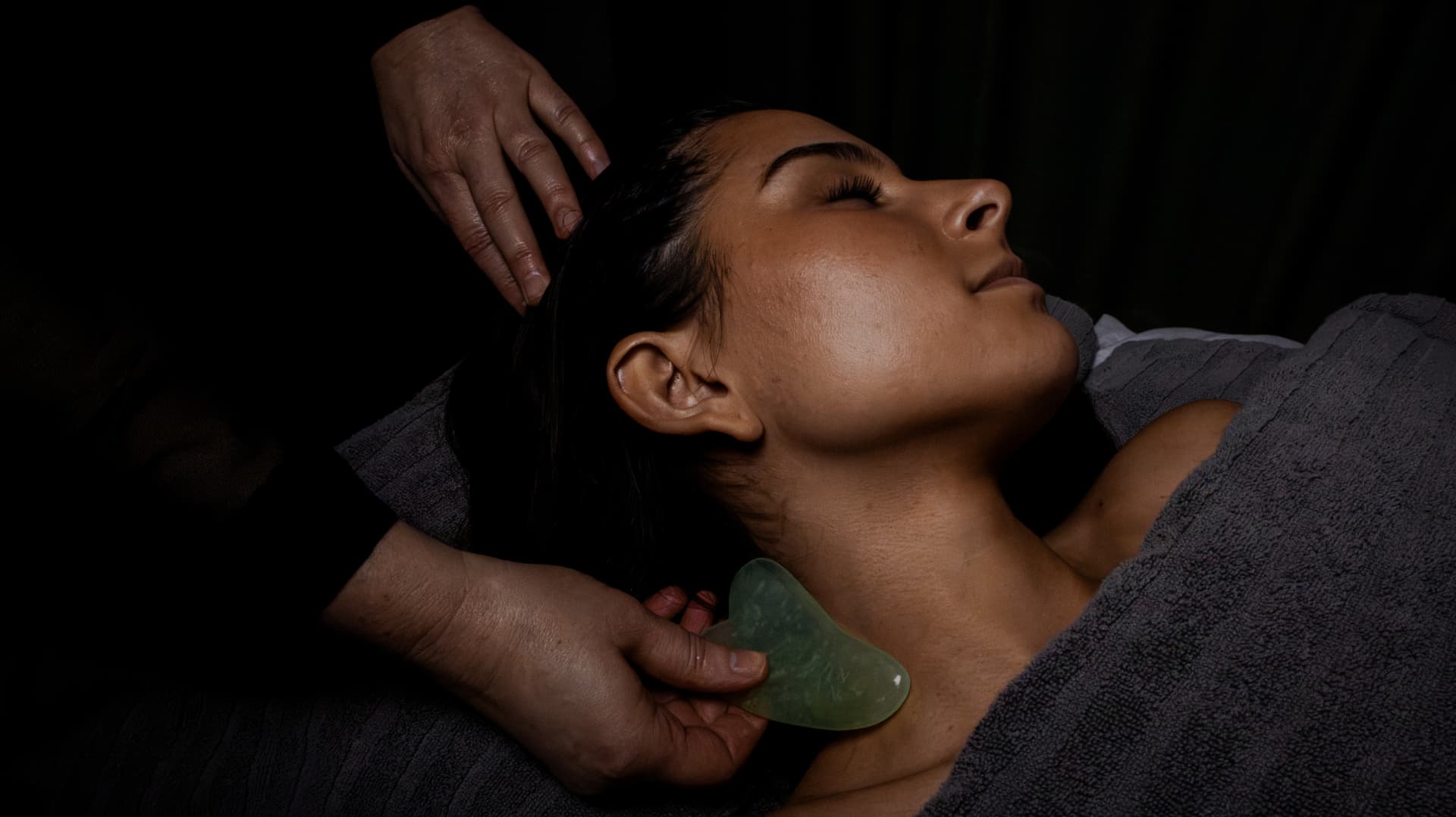 Ansiktsbehandling med gua sha